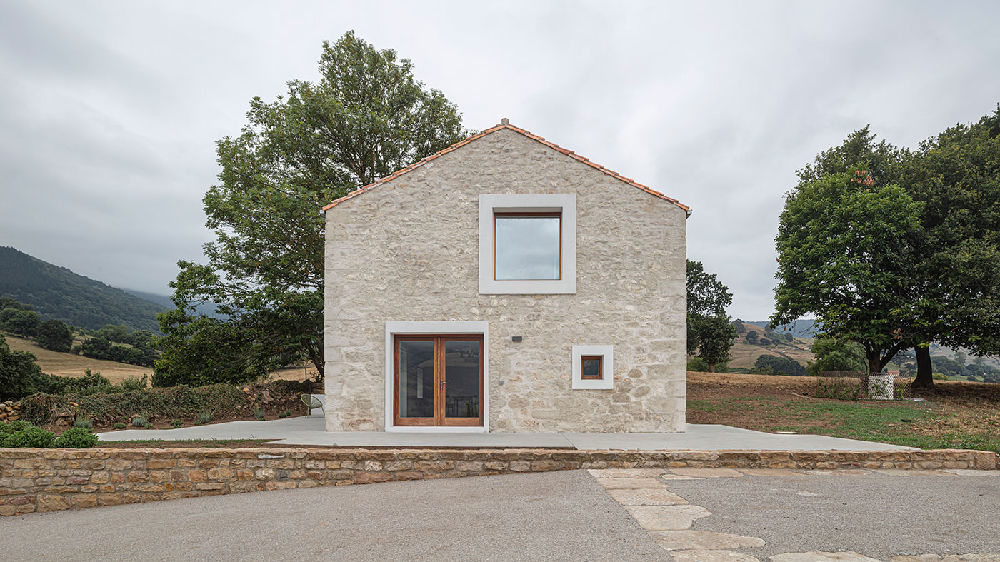 231128_W_P_Grey-House_Foto-de-portada